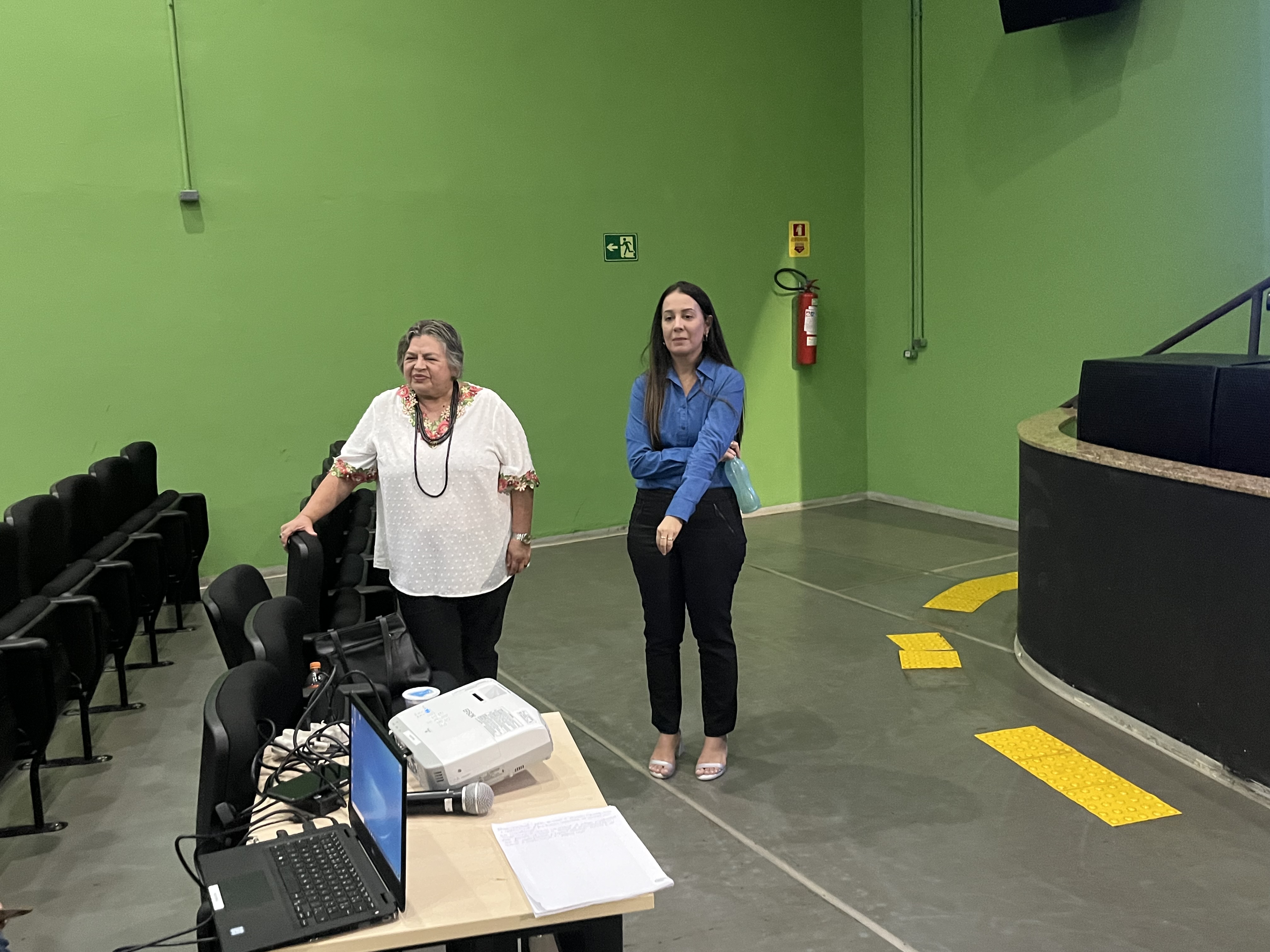 Dra. Norma Calpineiro, médica, e Sandra Katerine, assistente social, no lançamento da ação, na Secitec.