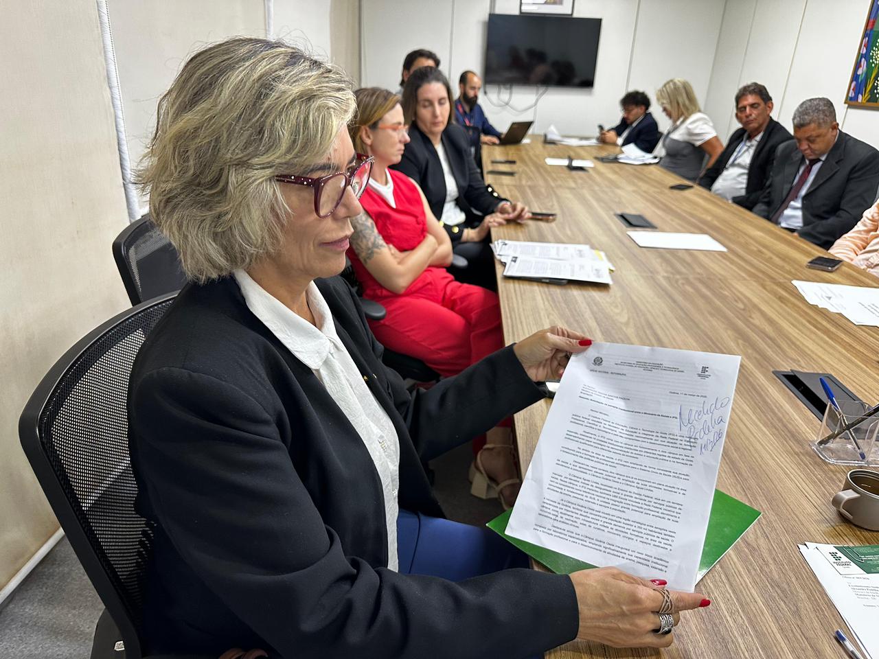 Reitora Oneida Irigon com o ofício que foi entregue ao Ministro da Saúde Alexandre Padilha