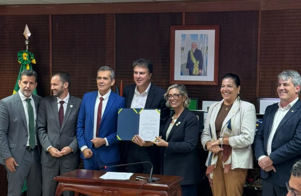 Reitora do IFG, Oneida Irigon, na solenidade em que recebeu do Ministro da Educação Camilo Santana a portaria que autoriza o funcionamento do Câmpus Quirinópolis